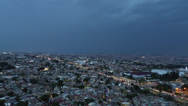 cuidad de Guadalajara Jalisco Mexico cielo nublado, periferico cargado de trafico en la noche con dron