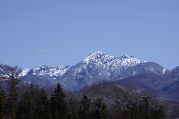 降雪直後の白銀の阿弥陀岳西壁