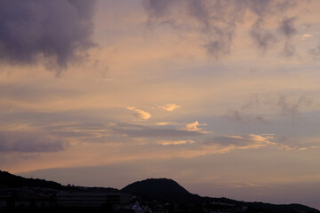 早朝、甲山上空の雲が輝く。兵庫県西宮市の甲山。