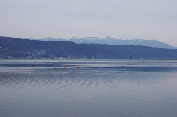 Obraz premium 夕暮れの諏訪湖から冬の八ヶ岳連峰を望む