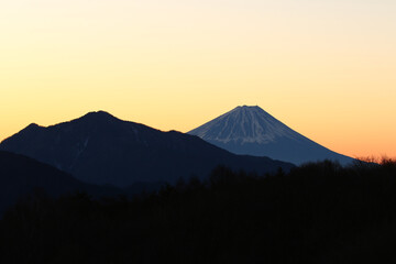 初日の出前の朝焼けの富士山と金ヶ岳