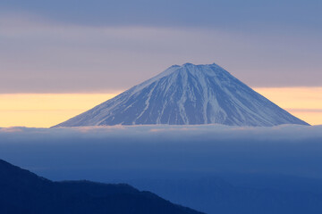 徐々に明けゆく雲海に浮かぶ富士山