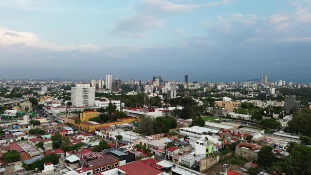 Cuidad de Zapopan Jalisco Mexico Edificios, poblaci&oacute;n zona Americas, av americas, calle con autos en circulacion