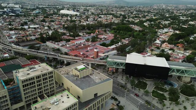 Cuidad Zapopan Jalisco Mexico linea 3 del tren ligero en circulaci&oacute;n para la poblaci&oacute;n