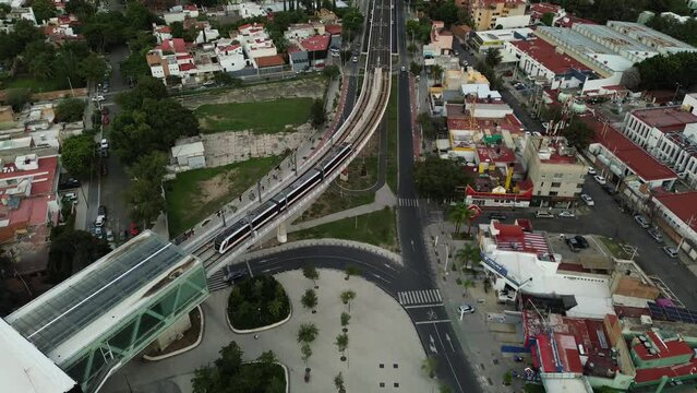 Circulaci&oacute;n  de la line 3 del tren ligero en Zapopan Jalisco M&eacute;xico, metro de la cuidad, transporte publico dron, a&eacute;reas