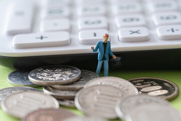 お金 硬貨 ミニチュア 家計 費用 エコノミー 節約