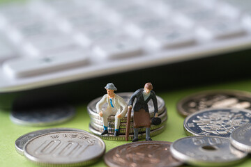 お金 硬貨 ミニチュア 家計 費用 エコノミー 節約
