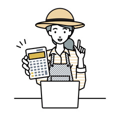 座ってデスクでノートPCを開いて電卓を持ってこちらに向けて見せている農家の女性