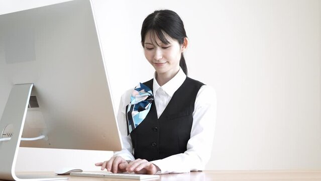 パソコン作業をする日本人女性