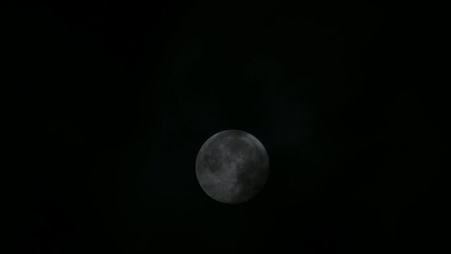 薄曇りの夜空に消える満月