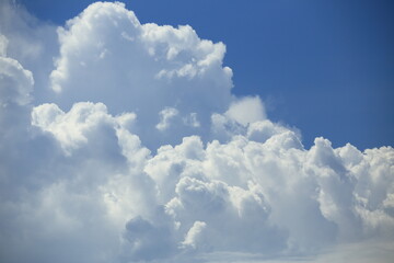 夏の空に大きく広がる入道雲と青空