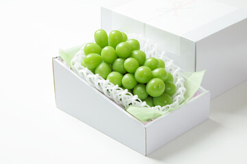 箱入りの大粒シャインマスカット