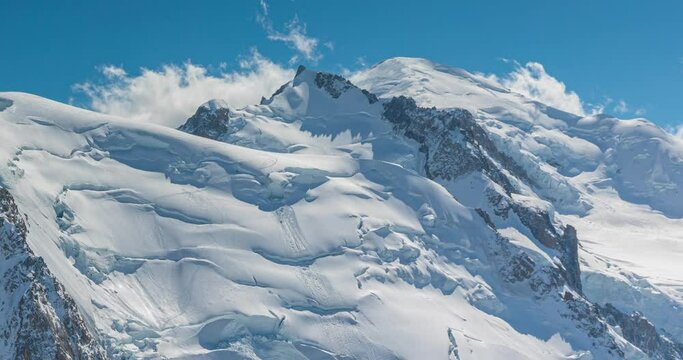 Le Massif du Mont-Blanc en été dans les Alpes