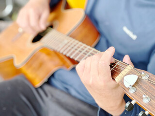 ギターを弾く男性の手元