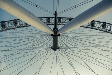 Das große Riesenrad des London Eye von unten fotografiert - obrazy, fototapety, plakaty