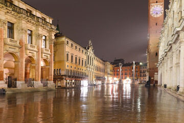 Naklejka premium Vicenza City by night and the main square after the rain