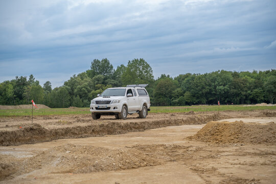 4x4 de la marque Toyota Hilux sur un terrain de recherche arch&eacute;ologique
