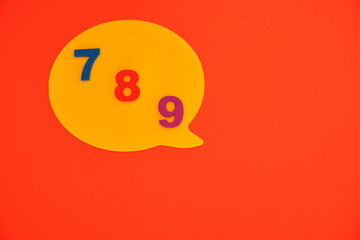 Lámina educativa con los números siete, ocho y nueve sobre un fondo rojo. 