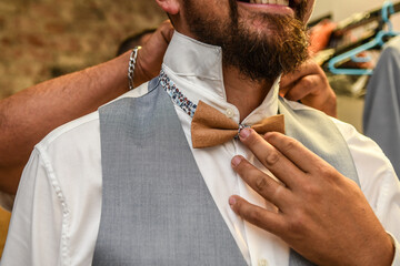 Les préparatifs du marié juste avant son mariage