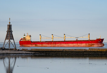 Roter Frachter vor Kugekbake Cuxhaven
