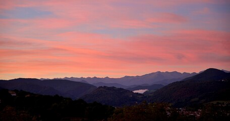 Obraz premium Lever de soleil sur Saint Lizier en Ariège nuage orange