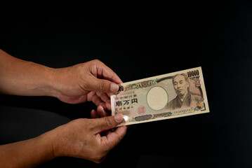 1万円を差し出す手
