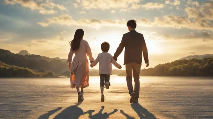 Fotobehang 夕日に向かって手をつないで歩く父母と少年 © smile
