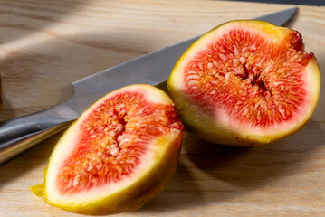 半分に切ったイチジクのクローズアップ