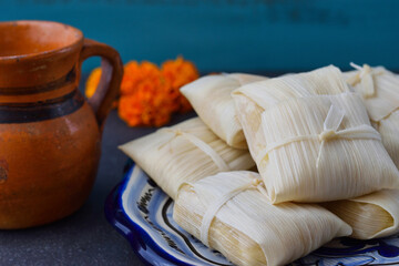 メキシコ料理　タマレスとアトーレ　死者の日のイメージで
Mexican cuisine, Tamales, Atole, inspired by the Day of the Dead 

