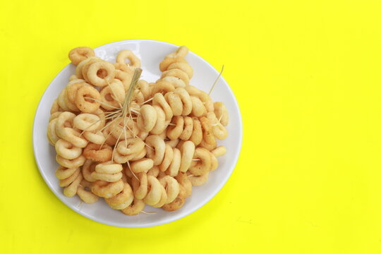 Alen alen or slondok, a typical Indonesian snack made from processed flour in the form of yellow rings and crunchy on the tongue.