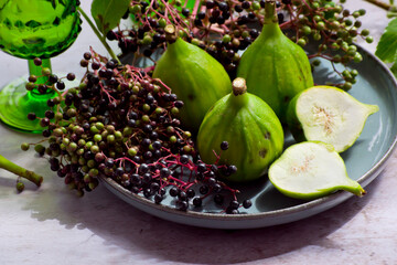 Bodegón de higos verdes y bayas de saúco