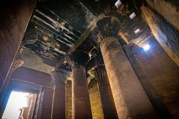 Fototapeten El templo de edfu es un antiguo templo egipcio ubicado en la orilla oeste de nile. © jjmillan