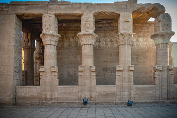El templo de edfu es un antiguo templo egipcio ubicado en la orilla oeste de nile. - obrazy, fototapety, plakaty