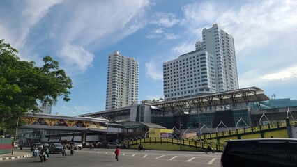 高層階のオフィスビルと都会の景色