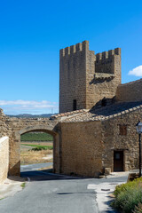 Fototapeta na wymiar vista de la muralla del cerco de Artajona en la comunidad foral de Navarra, España 