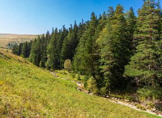 the beginning of autumn in the highlands, nature walks, panoramic views of the mountains, routes...