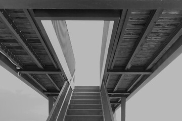 konstruktion mit einem durchbruch und einer nach oben führenden treppe