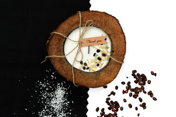 Obraz premium Świeczka zapachowa kokos kawa na czarno-białym tle