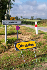 Une déviation sur une route de campagne en été dans la campagne française en Europe