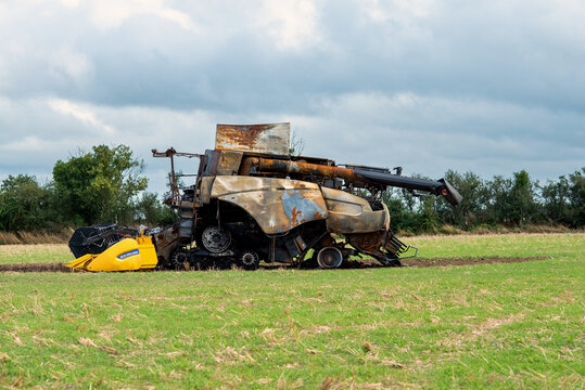 une moissonneuse batteuse d&eacute;truite par le feu dans un champ de la campagne fran&ccedil;aise en Europe