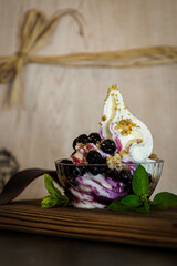 Eis mit einer Himbersoße und streussel rundherum.