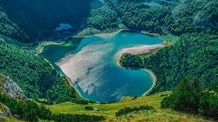 Heart-Shaped Lake Nestled Amidst Montenegro's Scenic Mountains: Trnovacko Lake, Piva National Park - obrazy, fototapety, plakaty