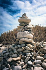 Un empilement de galets en équilibre sur la plage de la côte rocheuse de l'île d'Oléron en Charente Maritime en France en Europe occidentale