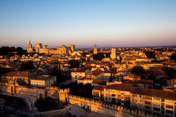 Fototapeta na wymiar Die Silhoutte von Avignon im Sonnenuntergang
