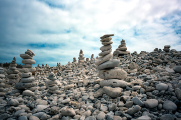 Un empilement de galets en équilibre sur la plage de la côte rocheuse de l'île d'Oléron en Charente Maritime en France en Europe occidentale