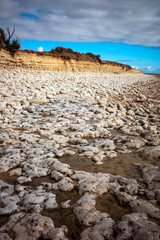 La côte rocheuse à la pointe de Chassiron sur l'île d'Oléron, en Charente Maritime en France en Europe occidentale