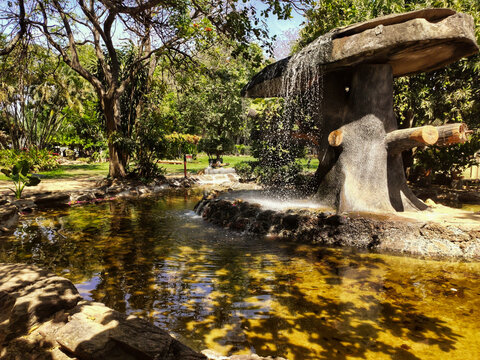Fonte d'&aacute;gua de pedra, bem trabalhada e funcionando, no meio de lago artificial, em Jardim Japon&ecirc;s localizado em Caldas Novas, Goi&aacute;s - 138