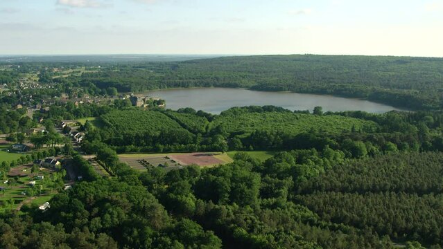 vue a&eacute;rienne de Paimpont de l'&eacute;tang et de la for&ecirc;t de broceliande