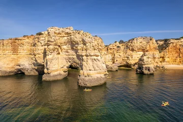 Crédence de cuisine en verre imprimé Plage de Marinha, Algarve, Portugal Tourists kayaking near the Marinha beach in Algarve region of Portugal