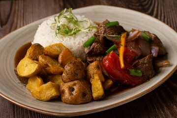 Delicioso plato de lomo saltado con papas nativas 